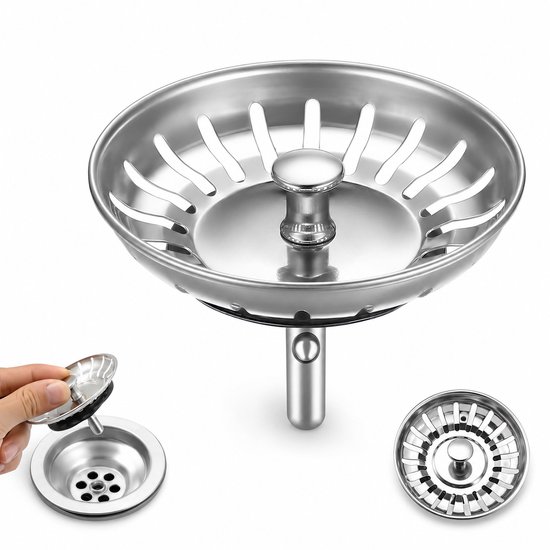 Roestvrijstalen gootsteenplug met mandje, detail van een hand die de plug verwijdert uit een gootsteen.