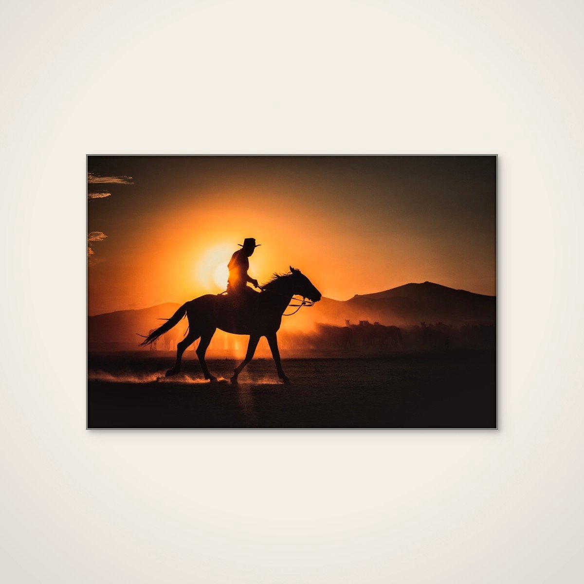 Akoestisch schilderij - 120 x 80 cm - Cowboy Sunset Ride van M. Emre Erol - Abstracte wanddecoratie - zilver textielframe