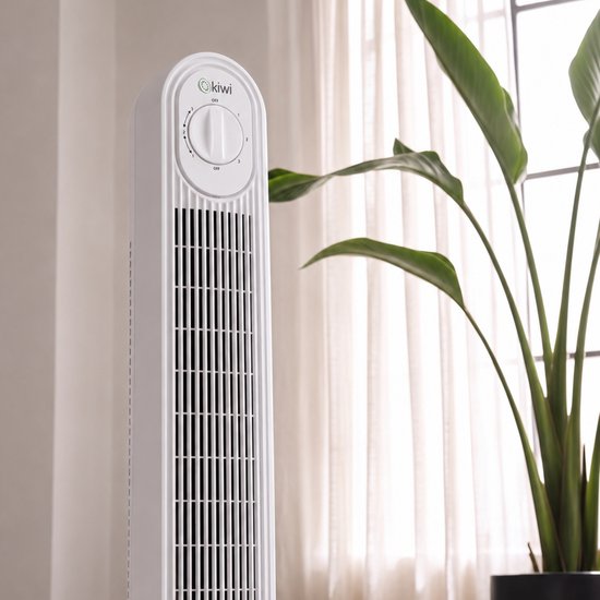 Close-up van de witte torenventilator met 'kiwi' logo en de bedieningsknop.