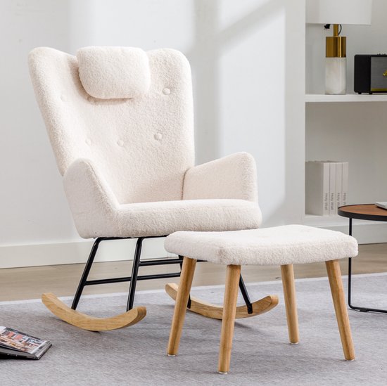 Fauteuil à bascule en peluche blanche avec repose-pieds assorti, cadre en métal et bascules en bois.