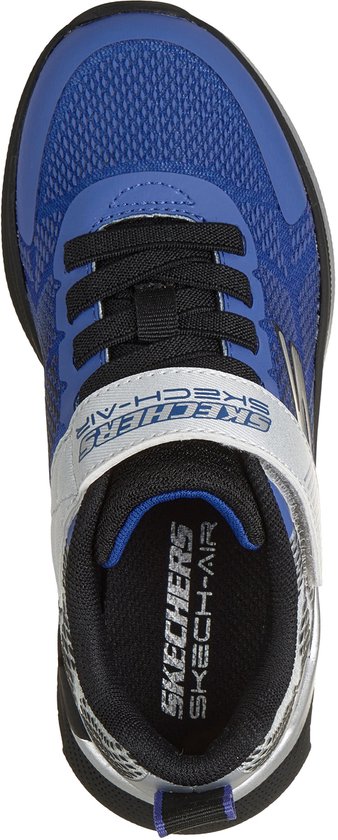 Bovenaanzicht van een blauwe Skechers sneaker met klittenbandsluiting en binnenzool.
