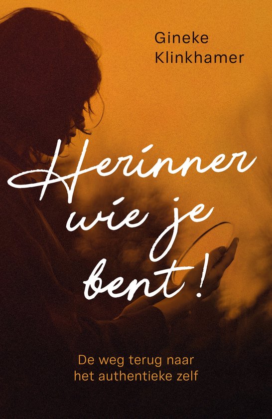 Boek met de titel 'Herinner wie je bent! De weg terug naar het authentieke zelf' door Gineke Klinkhamer. Zonsondergang-kleuren op de achtergrond, een silhouet van een vrouw die in een spiegel kijkt.