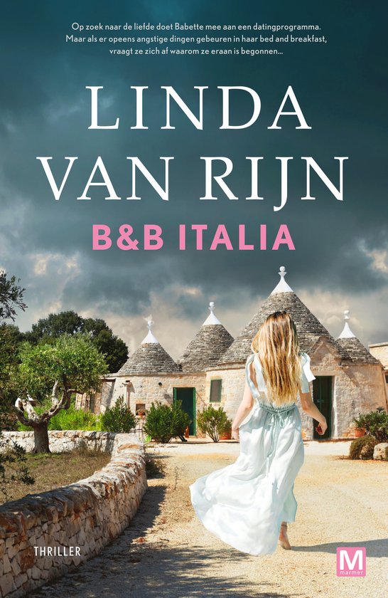 Een blonde vrouw in een lichtblauwe jurk rent weg van de camera, langs een stenen muur en stenen huisjes met puntige daken.