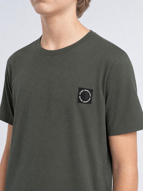 Donkergroen T-shirt met op de linkerborst een zwart label met 'PETROL INDUSTRIES' logo.