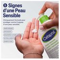 Een hand houdt een Cetaphil lotionfles vast, met witte lotion op de vingers. Tekst: "5 tekenen van gevoelige huid".