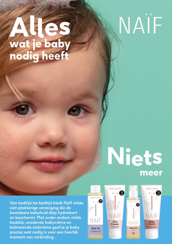 Close-up van een baby met de Naïf producten: badolie, zinkcrème, babyolie en babycrème.