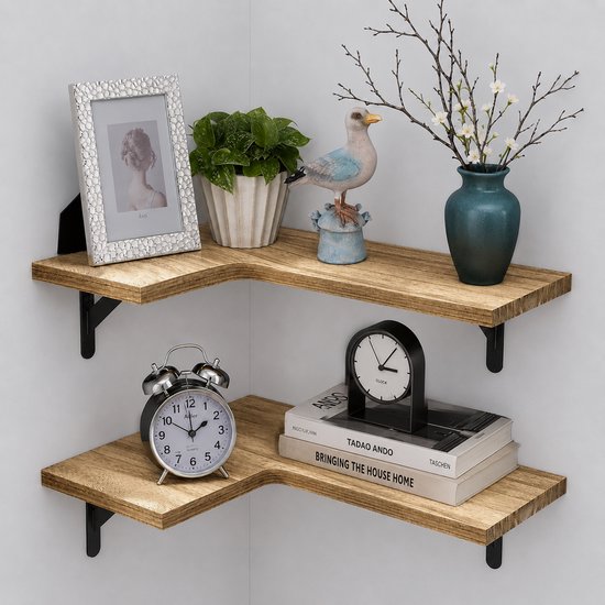 Twee houten hoekplanken met decoraties zoals fotolijst, plant, vogelbeeldje en klok, naast elkaar geplaatst.