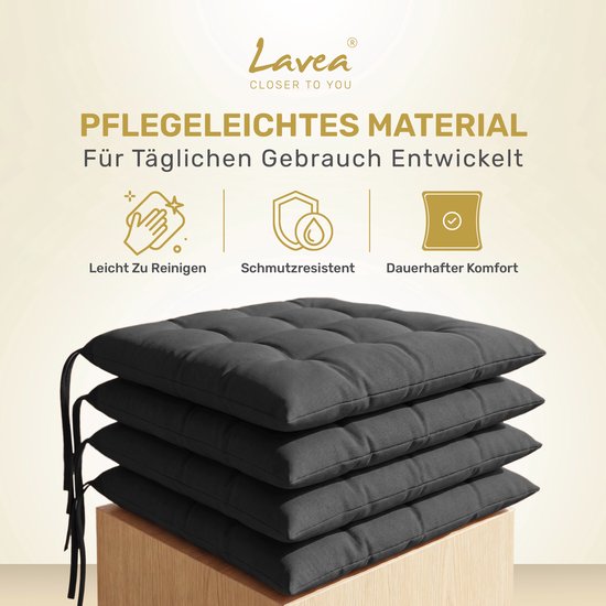 Stapel donkergrijze zitkussens met een ruitpatroon, met het Lavea logo.