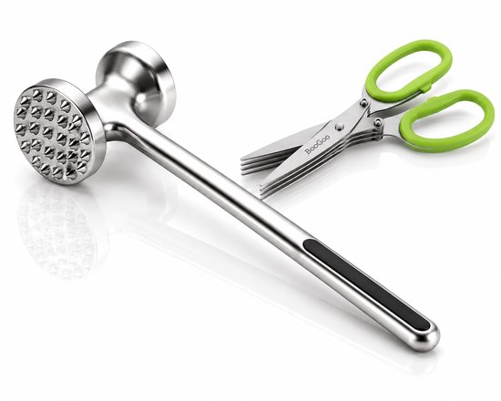 Marteau à viande en inox avec un côté texturé et un côté lisse, à côté de ciseaux à herbes verts à quatre lames.