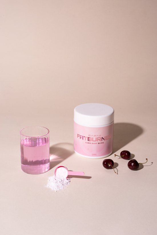 Een roze pot "FATBURNER", een glas roze drank, schepje met wit poeder en drie kersen.