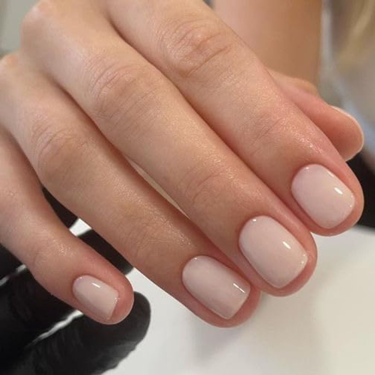 korte opplaknagels, MouyouGlow lichtbeige effen kleur, Press-on nagels, 24 stuks kunstnagels met lijm, acryl volledige dekking nepnagels voor vrouwen