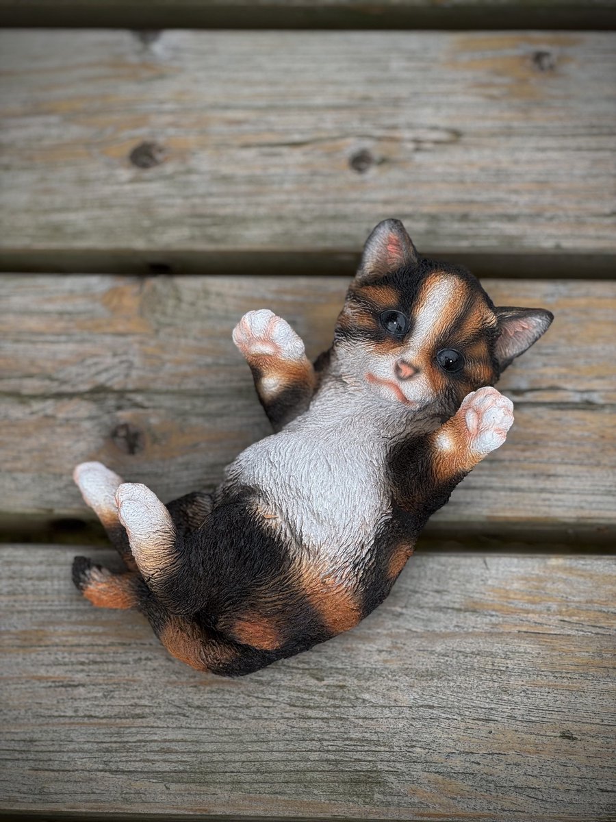 poes spelend op rug tricolor 8 cm hoog ess - decoratief beeld - kat - kitten - dierenbeeld - voor buiten - cadeau - geschenk - verjaardag - voor hem - voor haar - Vaderdag - Moederdag - Valentijn - Pasen