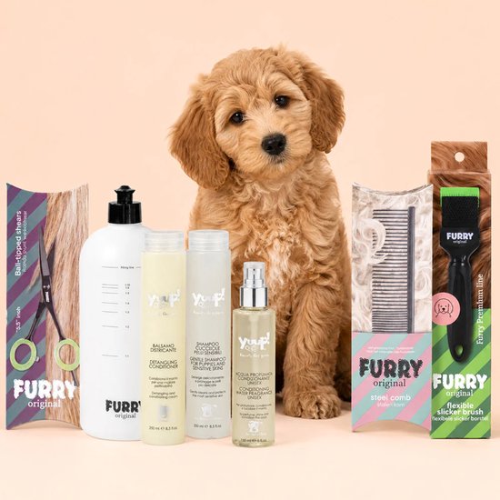 Schattige puppy met Furry Original producten: schaar, fles, conditioner, shampoo, conditioner spray, kam en borstel.