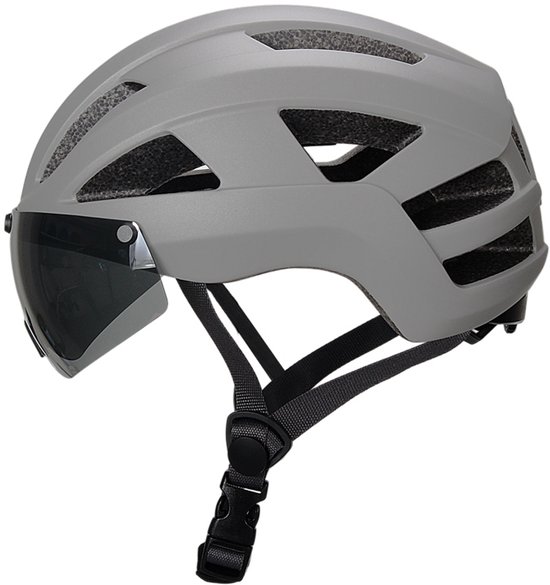 Grijze fietshelm met een donker vizier, ventilatieopeningen en verstelbare bandjes.