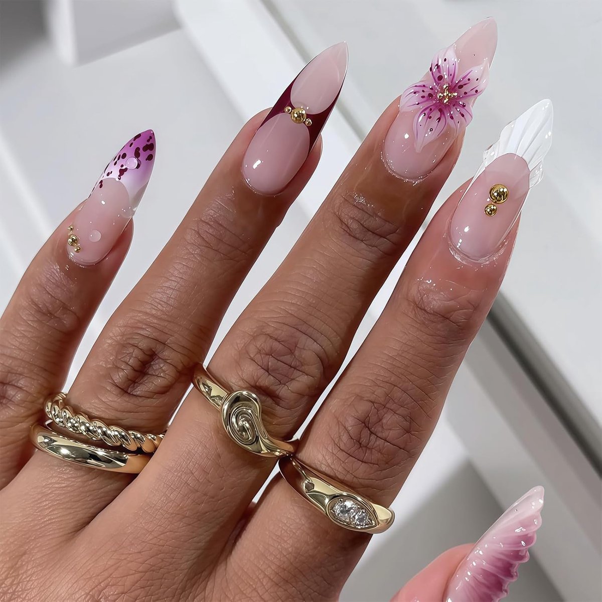 24 Stk Lila Medium Mandelförmige 3D Bloem Druk Op Nagels Franse Punt Handgemaakt met Schelp Punten Decor Glans Volledig Voor Dames Meiden Vakantie Feest