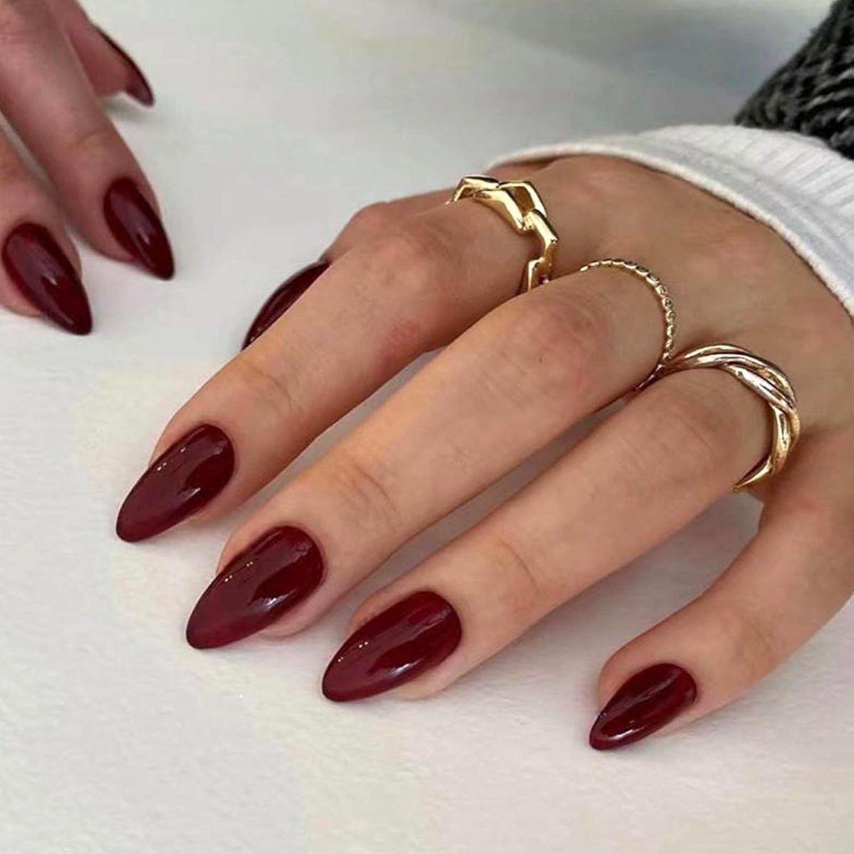 24 stuks wijnrode Press-on nagels, Franse medium amandel valse nagels, elegante acryl glanzende volledige dekking nepnagel, eenvoudige pure kleur lijm op nagel, natuurlijke herbruikbare