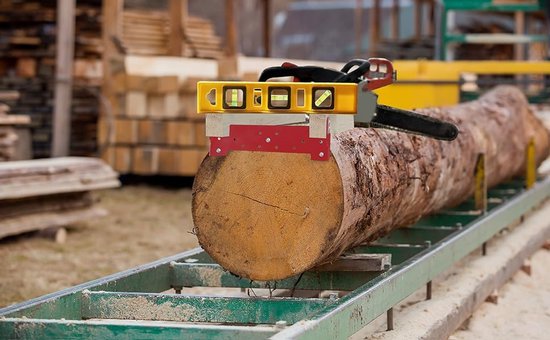 Zozen De metalen beugel van hout voor kettingrails, 2 houders met niveaus en schroeven, voor hout 5 x 11 cm en stammen met een diameter van 7-92 cm, een goede hulp voor de elektrische zagerij. — afbeelding 3