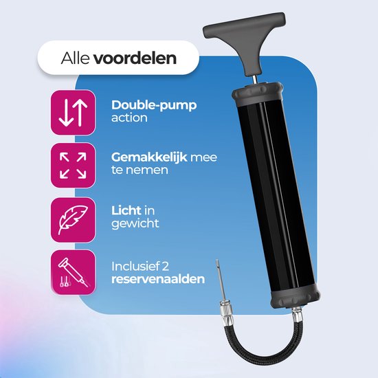 Zwarte balpomp met grijze handgreep en dubbel pompsysteem. Met icoontjes voor "Double-pump action", "Gemakkelijk mee te nemen", "Licht in gewicht" en "Inclusief 2 reservenaalden".
