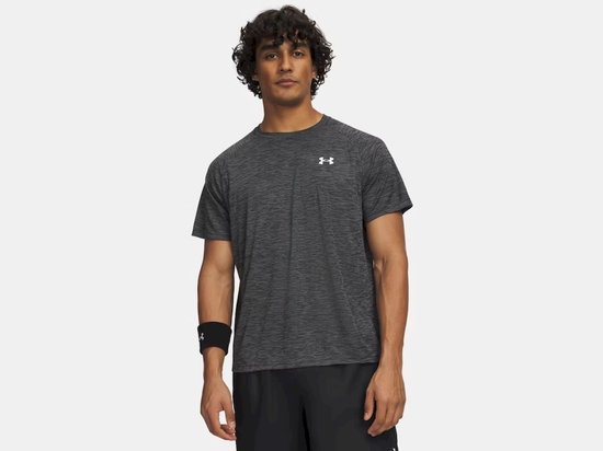 Man draagt een grijs gestreept sportshirt met wit Under Armour logo op de borst.