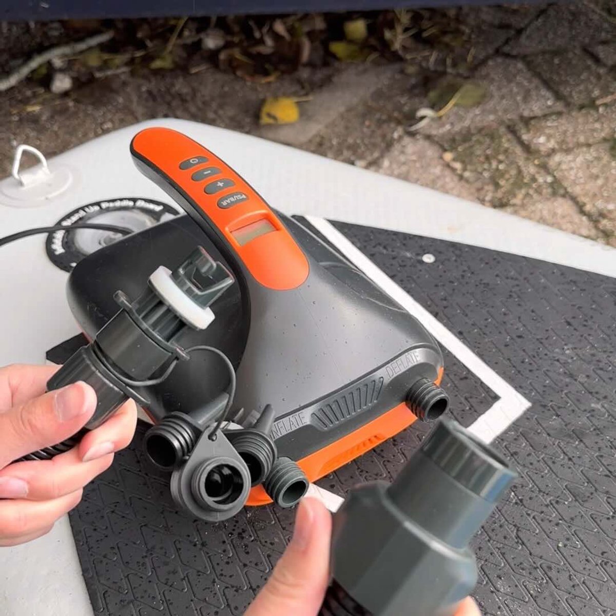 KRAKEN Elektrische SUP Pomp 12V - 20 PSI Luchtpomp voor SUP Board - Oppompen en Leegpompen - Auto Sigarettenaansteker of Powerbank - Inclusief Slang en Opzetstukken - Kajak en Luchtbed Compatibel - Compact en Lichtgewicht - Plastic thumbnail 6