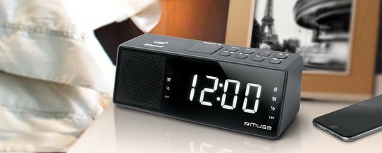 Zwarte Muse M-172DBT wekkerradio met DAB+/FM, bluetooth en groot wit display waarop 12:00 staat.
