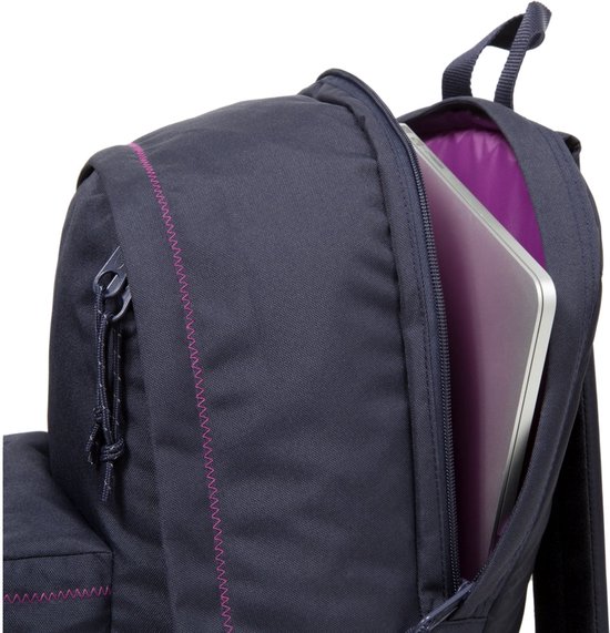 Donkerblauwe rugzak met paarse voering, paarse stiksels en een laptopvak.