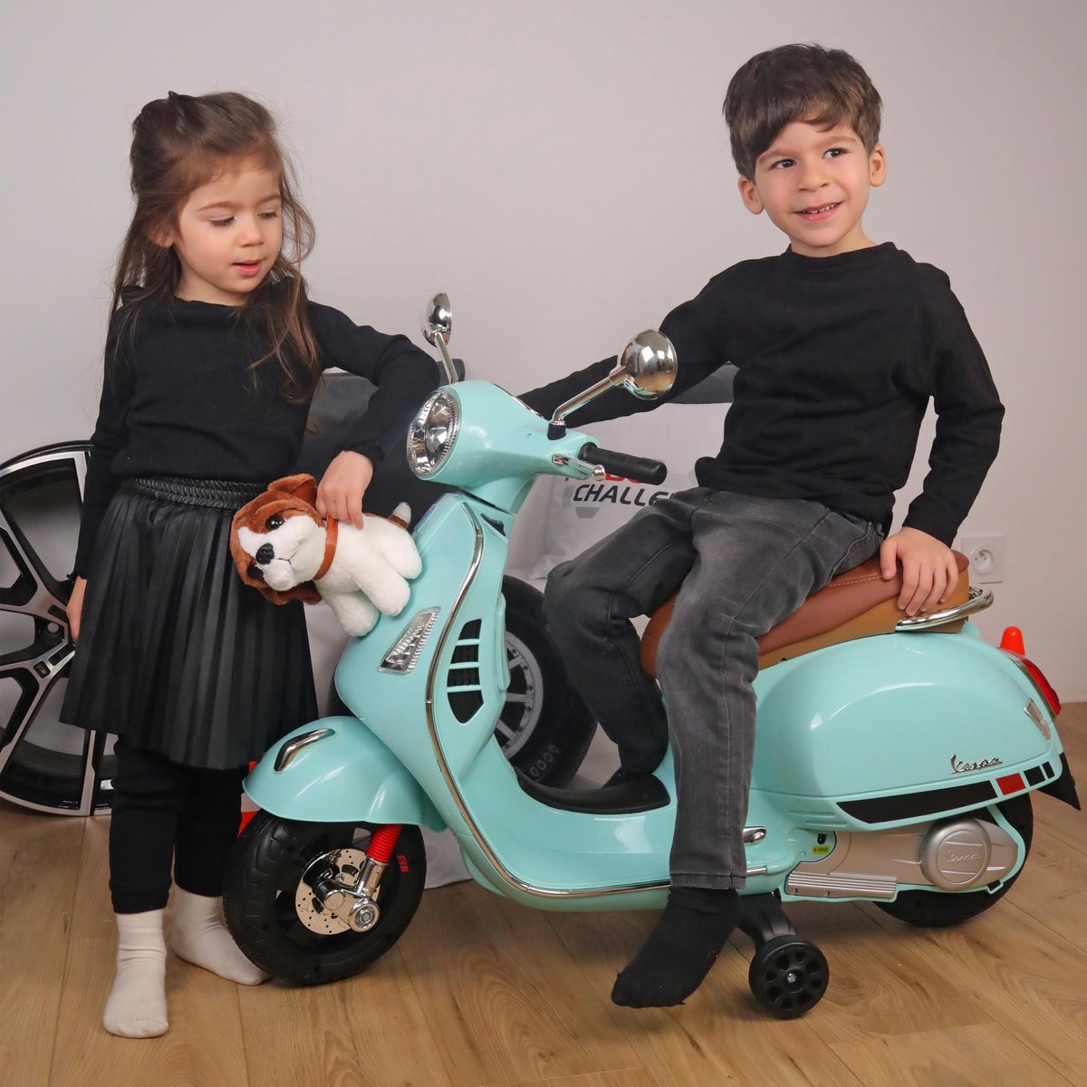 SnelShoppen - Elektrische Vespa Drager - Turbo Challenge - Watergroen - Scooter voor Kinderen - Max 30Kg - Oplaadbare Batterijen - Voor 3 tot 6 Jaar