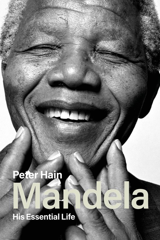 Nelson Mandela lachend met zijn ogen dicht, met de titel 'Mandela: His Essential Life' door Peter Hain.