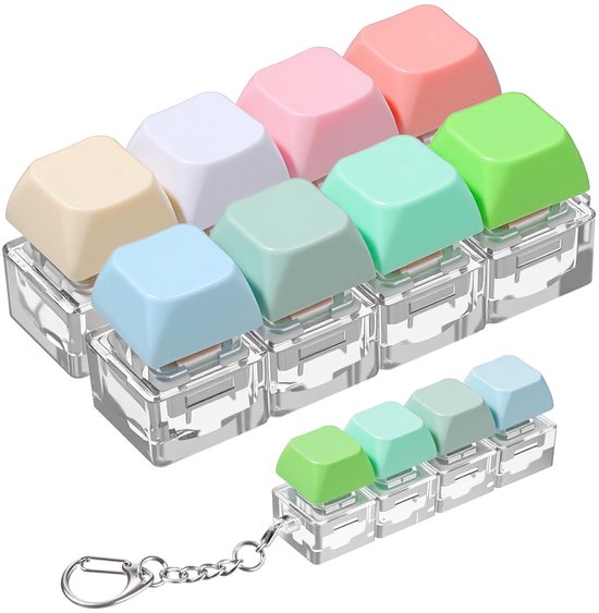 Een rij van acht toetsenbord fidget sleutelhangers met verschillende pastelkleurige toetskapjes, waaronder groen, mint, blauw, crème, wit en roze.