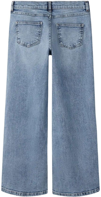 Achterkant van een lichtblauwe wijde jeans met twee zakken.