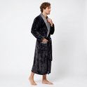 Man met donkergrijs, lang, zacht fleece badjas met grijze sjaalkraag en ceintuur.