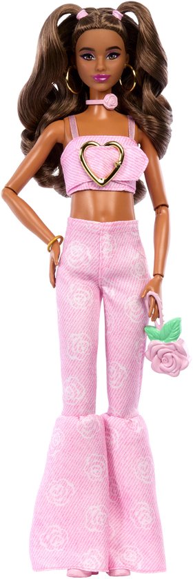 Close-up van de roze broek van Barbie met bloemenprint en een roze tas in de vorm van een roos.
