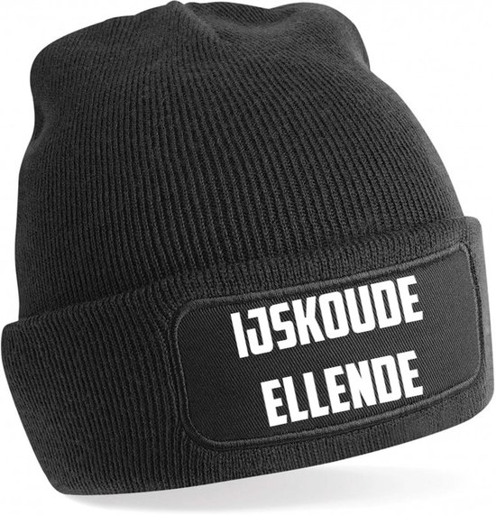 Zwarte gebreide beanie met een patch met de tekst 'IJSKOUDE ELLENDE' in witte letters.