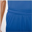 Gros plan sur la ceinture d'un short de football bleu uni avec double surpiqûre.