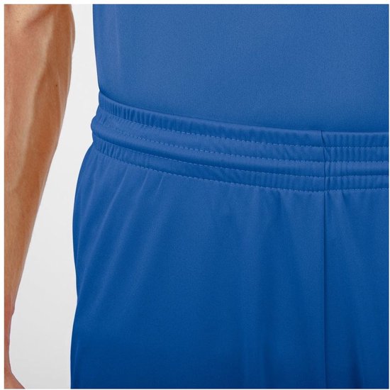 Gros plan sur la ceinture d'un short de football bleu uni avec double surpiqûre.