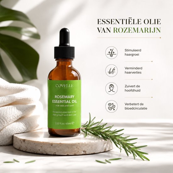 Flesje rozemarijnolie op een marmeren steen, met witte handdoeken en rozemarijn. Text: Essentiële olie van rozemarijn.