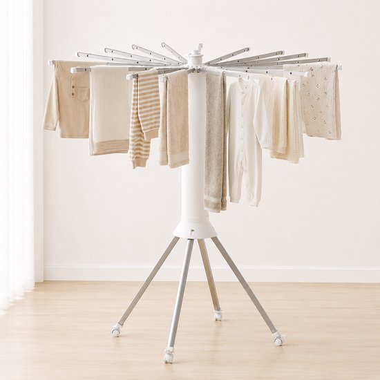 Wit paraplu droogrek met beige en gestreepte kleding, in lichte ruimte.