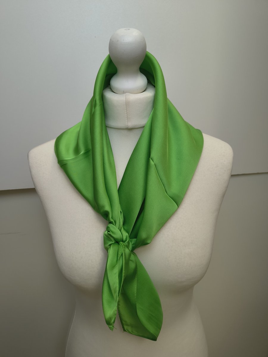 Vierkante dames sjaal Hildegard-effen lime groen-uni-neksjaal-halssjaal-70x70