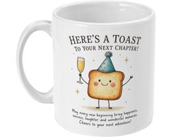 Nieuwe Baan Cadeau – Here's A Toast To Your Next Chapter Mok – Cadeau Collega, Afscheid Collega, Pensioen, Promotie, Geslaagd – Grappige Koffiemok 330 ml