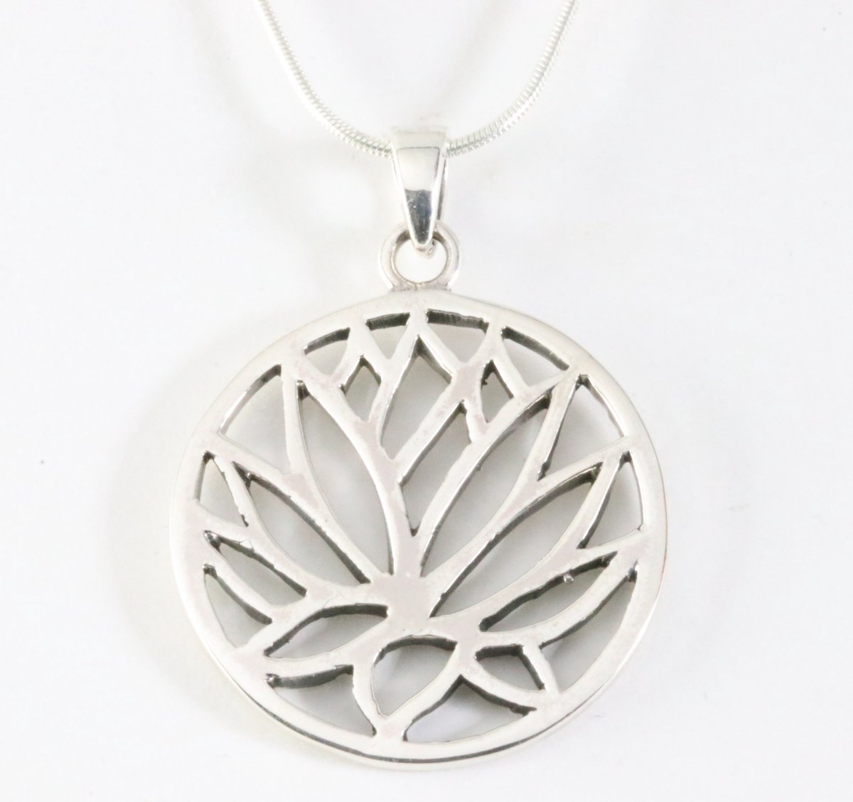 Ronde zilveren lotus bloem hanger aan ketting