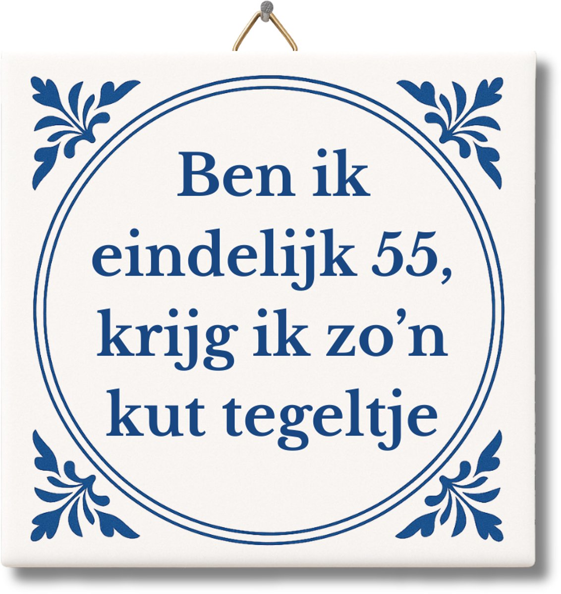 Tegeltje met Tekst - Premium Verpakt – Ben ik eindelijk 55, krijg ik zo'n kut tegeltje – Cadeau 55 jaar verjaardag – Grappig Tegeltje van NietMokken.nl met ophanghaakje – Inclusief premium verpakking, gratis viltje en ansichtkaart – Glossy