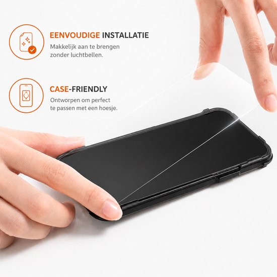 Een hand past een screenprotector op een telefoon met een hoesje.