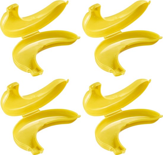 Vier gele bananendozen naast elkaar op een witte achtergrond.