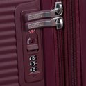 Sluitmechanisme van een bordeauxrode koffer met twee American Tourister handvatten, TSA-slot en cijferslot.