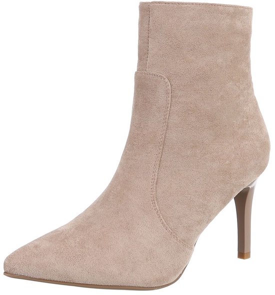 Beige suède enkellaars met puntige neus en slanke naaldhak.