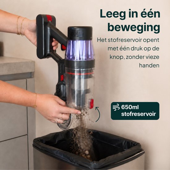 Hand ledigt een transparante stofcontainer van een steelstofzuiger in een zwarte afvalzak.
