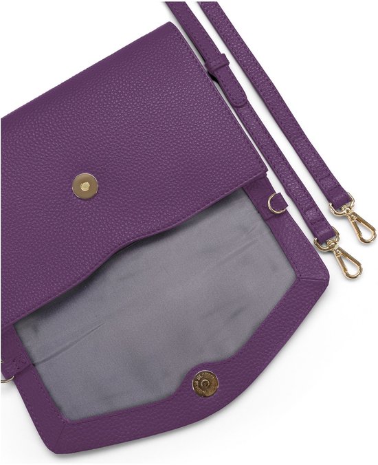 Open paarse leren tas met goudkleurige drukknoopsluiting en afneembare schouderbanden.