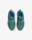 Groene Nike sneakers met blauwe accenten, veters en klittenbandsluiting.