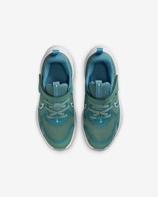 Groene Nike sneakers met blauwe accenten, veters en klittenbandsluiting.