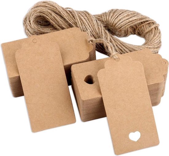 Stapel bruine kraftpapieren labels met hartvormige uitsparing, samen met een rol natuurlijk touw.